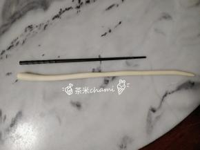 把面团30克排气，揉圆后，搓一边大一边小的面条，比筷子再长一些，如图。