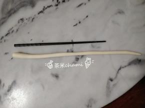 把面团30克排气，揉圆后，搓一边大一边小的面条，比筷子再长一些，如图。