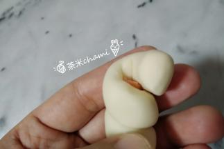 把刚刚那一边大的面团，包过来。如图。