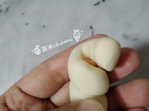 把刚刚那一边大的面团，包过来。如图。