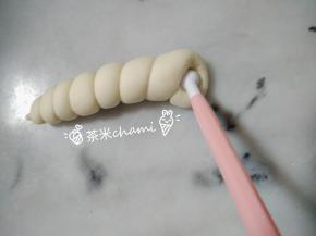 在收口外，用圆球压一压。