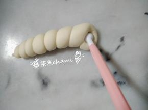 在收口外，用圆球压一压。