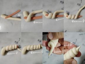 把火腿肠放在大的那边，再下来一些的位置，围着火腿肠绕圈圈，全包住火腿肠后，尾部尖的部分如图收尾便可。