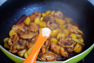 炖煮至汤汁浓稠时加入鸡精