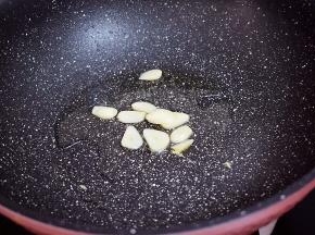 原锅倒入适量的食用油烧热，放入蒜片爆香