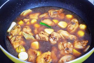 加入适量的清水，没过食材即可