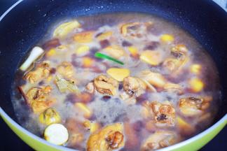 大火烧开转中小火炖煮15-20分钟