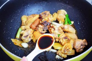 加入生抽，翻炒至上色