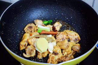 放入葱姜蒜、八角、桂皮、香叶炒出香味