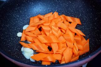 放入胡萝卜片翻炒断生