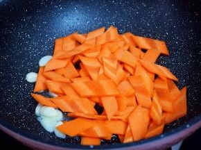 放入胡萝卜片翻炒断生