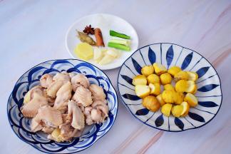 鸡全翅洗净斩成小块焯水捞出沥干水分备用，板栗去皮洗净切成两半备用，葱切寸段，姜切片，蒜切片