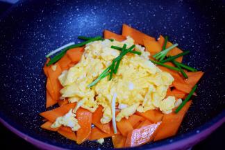 加入鸡蛋和葱段