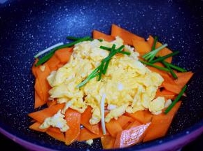 加入鸡蛋和葱段