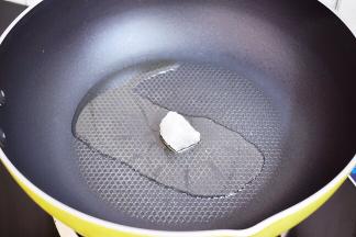 锅中倒入适量的食用油烧热，放入冰糖小火炒至冰糖融化变成焦黄色