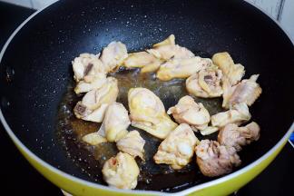 放入鸡翅翻炒至上糖色