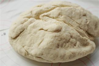 移到揉面垫上揉成团。面团比较干硬，要用力揉成团，没有干面即可。