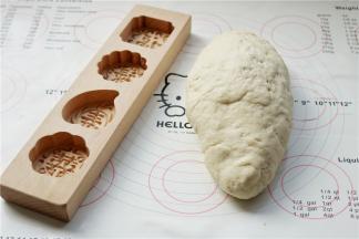 发酵好的面团再次揉一会，经过发酵面团变得柔软了很多，使劲揉的更加细腻一些。准备好模子。