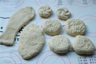 把胚子全部做好，不要醒发，直接开始烙制，醒发时间太久，花纹会变得不清晰。