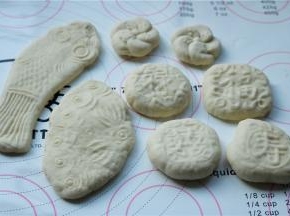 把胚子全部做好，不要醒发，直接开始烙制，醒发时间太久，花纹会变得不清晰。