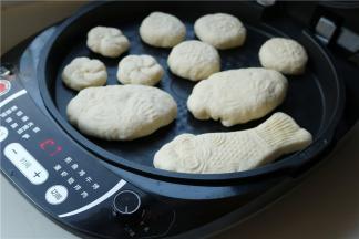 做好的巧果胚子放进苏泊尔电饼铛，记得留一些空隙，因为烤的过程会膨胀。