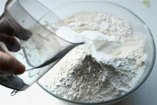 所有材料放进盆里，先用筷子搅成絮状