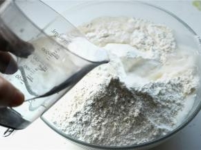 所有材料放进盆里，先用筷子搅成絮状