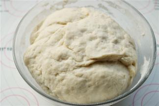 揉成团后再放回到盆里，醒发一个小时，面团变大，内部有孔洞即可。