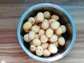 小土豆洗净刨去薄皮