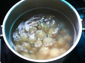 锅中加水，放入小土豆煮熟，约12分钟