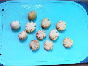 煮熟的小土豆捞出稍晾凉后用刀把小土豆压扁