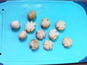 煮熟的小土豆捞出稍晾凉后用刀把小土豆压扁