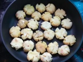 锅中加油烧热，放入小土豆小火煎