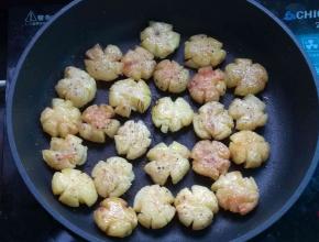 煎的过程中洒点盐，磨入些黑椒粉，两面如此