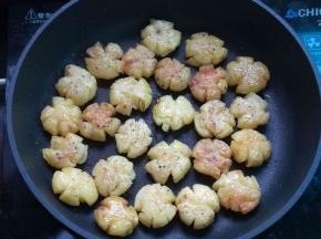 煎的过程中洒点盐，磨入些黑椒粉，两面如此