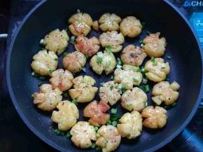 两面都煎至金黄后，撒上葱花炒匀即可。