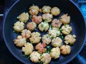 两面都煎至金黄后，撒上葱花炒匀即可。