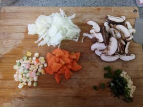 洋葱切小段，香菇切薄片，胡萝卜切小片。这些蔬菜也可以都切成丁。我上次切的丁。葱蒜切碎