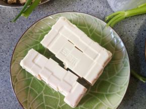 鸡蛋豆腐倒出来切成长方块