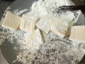 盘子里放淀粉，把豆腐放进去都粘上淀粉