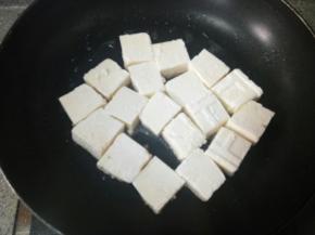 平底锅倒油，可以倒多一点，放入豆腐煎炸