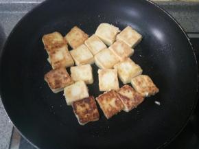 煎到两面金黄。我光顾着切菜做别的菜，翻面晚了，最早放进去的几块煎焦了。