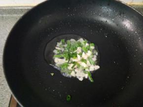 锅里留底油，放入葱蒜爆香