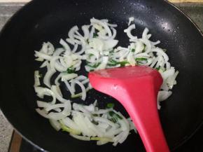 放入洋葱翻炒