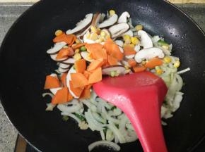 其他配菜放入翻炒
