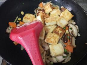 放入炸好的豆腐稍微翻炒下，小心点，容易破碎