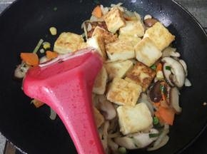 放入炸好的豆腐稍微翻炒下，小心点，容易破碎