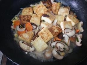 倒半碗水进去，盖盖子闷一会儿，让蔬菜软烂一点