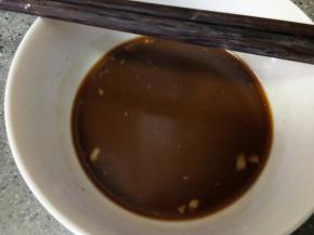 闷的间隙来调碗汁。生抽，白糖，蚝油，盐，淀粉加半碗水搅匀备用