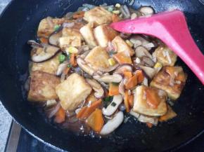 蔬菜炖到自己喜欢的口感就可以倒入碗汁了，收汁浓稠起锅。